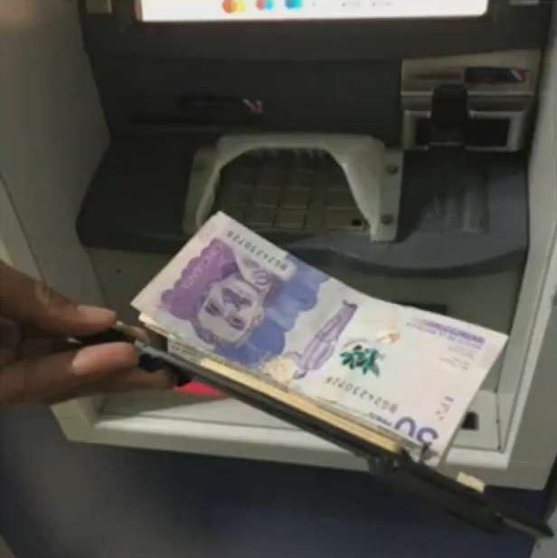 La Policía acudió al lugar y retiró una claqueta que impedía la salida de los billetes.