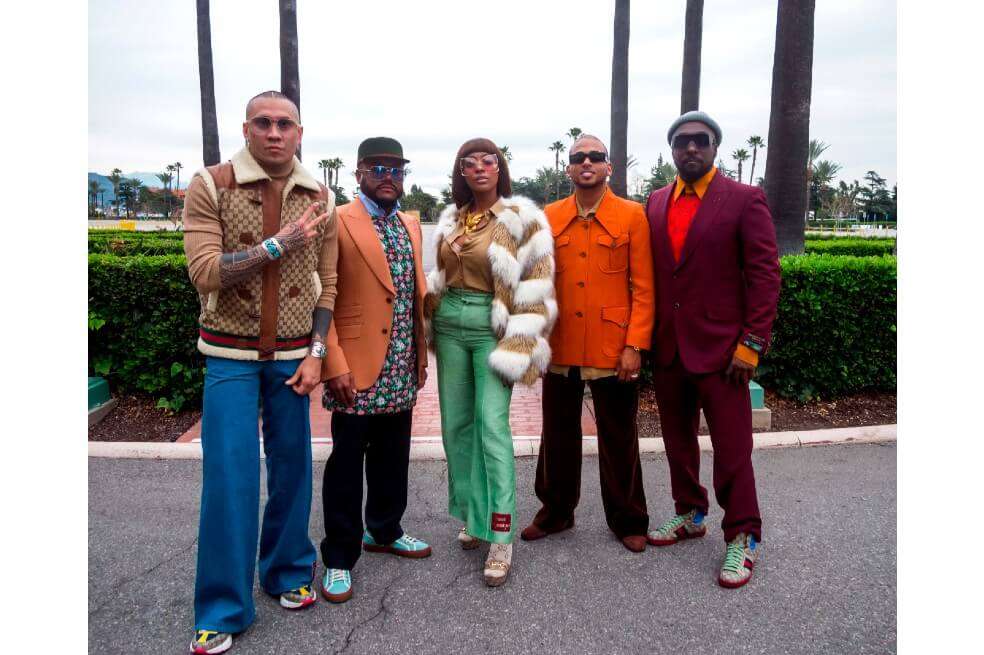 El cantante puertorriqueño Ozuna junto con los miembros del grupo estadounidense de rap Black Eyed Peas, Apl.de.ap, Taboo, y Will.i.am, y la cantante filipina J.Rey Soul.  / EFE