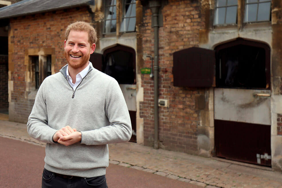 El Príncipe Harry ante las cámaras de televisión en el Castillo de Windsor anunciando el nacimiento de su bebé y el estado de salud de la Meghan Markle. / Fotos: AFP.