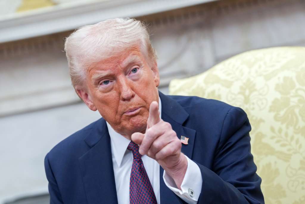 CKB07564. BOGOTÁ (ES-ES) (COLOMBIA), 05/03/2025.- Fotografía de archivo del 27 de febrero de 2025 del presidente de EEUU, Donald J Trump, en el Despacho Oval de la Casa Blanca en Washington (Estados Unidos). La decisión de Trump de imponer aranceles a las importaciones procedentes de Canadá y México ha destruido el tratado de libre comercio T-MEC que el propio presidente de EE.UU. negoció y aprobó hace solo cinco años, según explicaron a EFE varios expertos. EFE/EPA/CHRIS KLEPONIS / POOL ARCHIVO