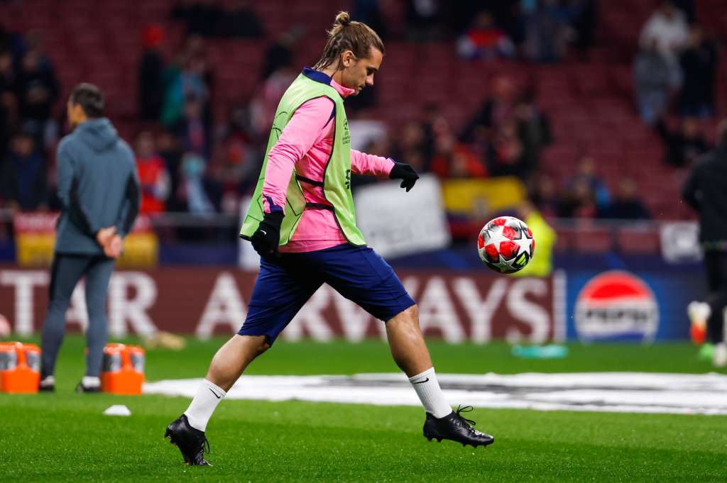 MADRID 21/01/2025.- El delantero francés del Atlético de Madrid, Antoine Griezmann, durante el calentamiento previo al partido de Liga de Campeones entre el Atlético de Madrid y el Bayer Leverkusen, este martes en el Riyadh Air Metropolitano de Madrid. EFE/ Sergio Pérez