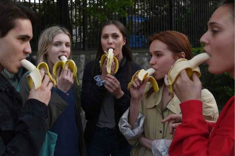Con plátanos, jóvenes protestan por "censura" de video erótico en el Museo Nacional de Varsovia