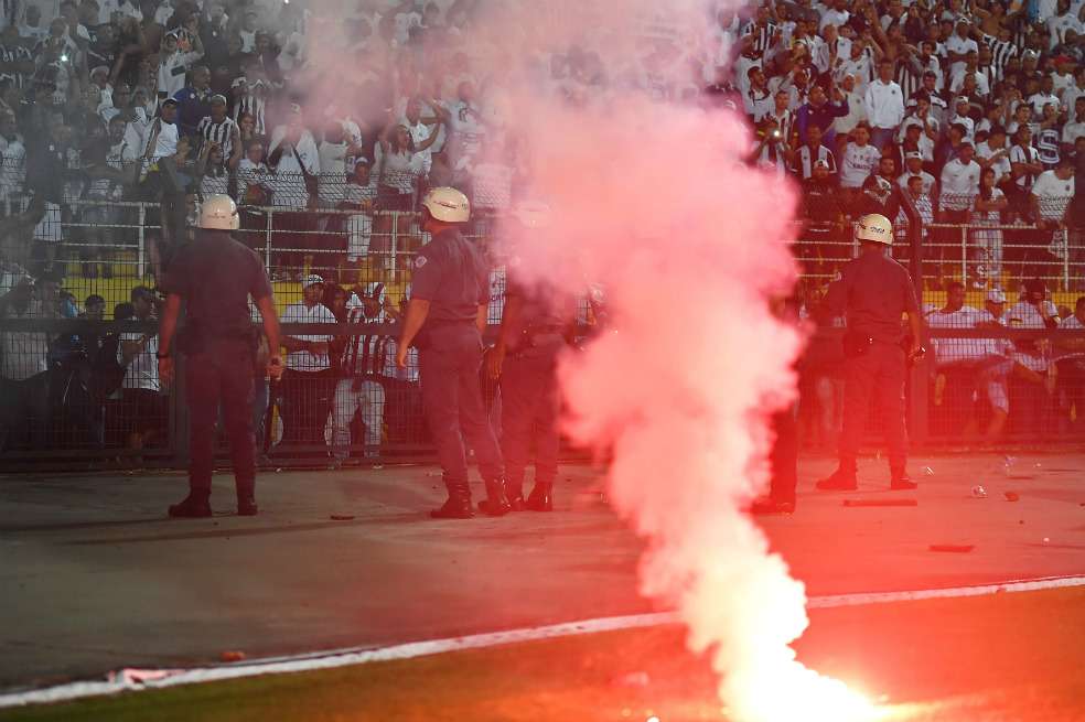 El duelo en el estadio Pacaembú se suspendió por incidentes en la tribuna. / AFP