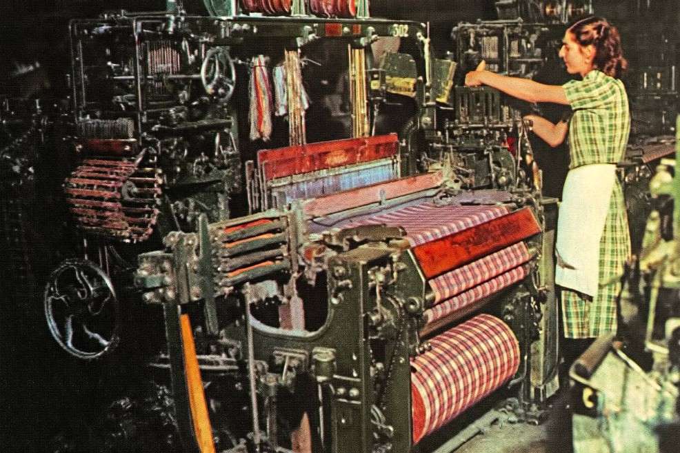 Obrera manejando una máquina de la compañía. / Archivo Fabricato

