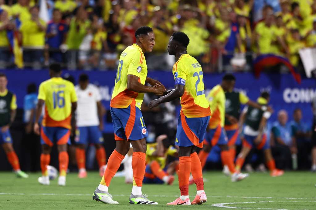 Yerry Mina (izq.) junto a Davinson Sánchez tras el partido de semifinales de la Copa América entre Colombia y Uruguay.