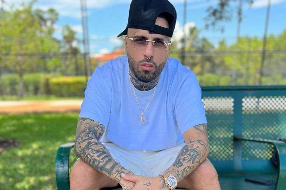 Después de publicar varias imágenes besando a una misteriosa mujer, el cantante Nicky Jam confirmó públicamente que sigue soltero.