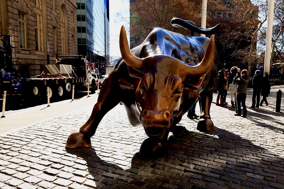 La escultura de bronce del Toro de Wall Street pesa 3.200 kg y está situada en el parque Bowling Green cerca de Wall Street en la ciudad de Nueva York. / Foto: Getty