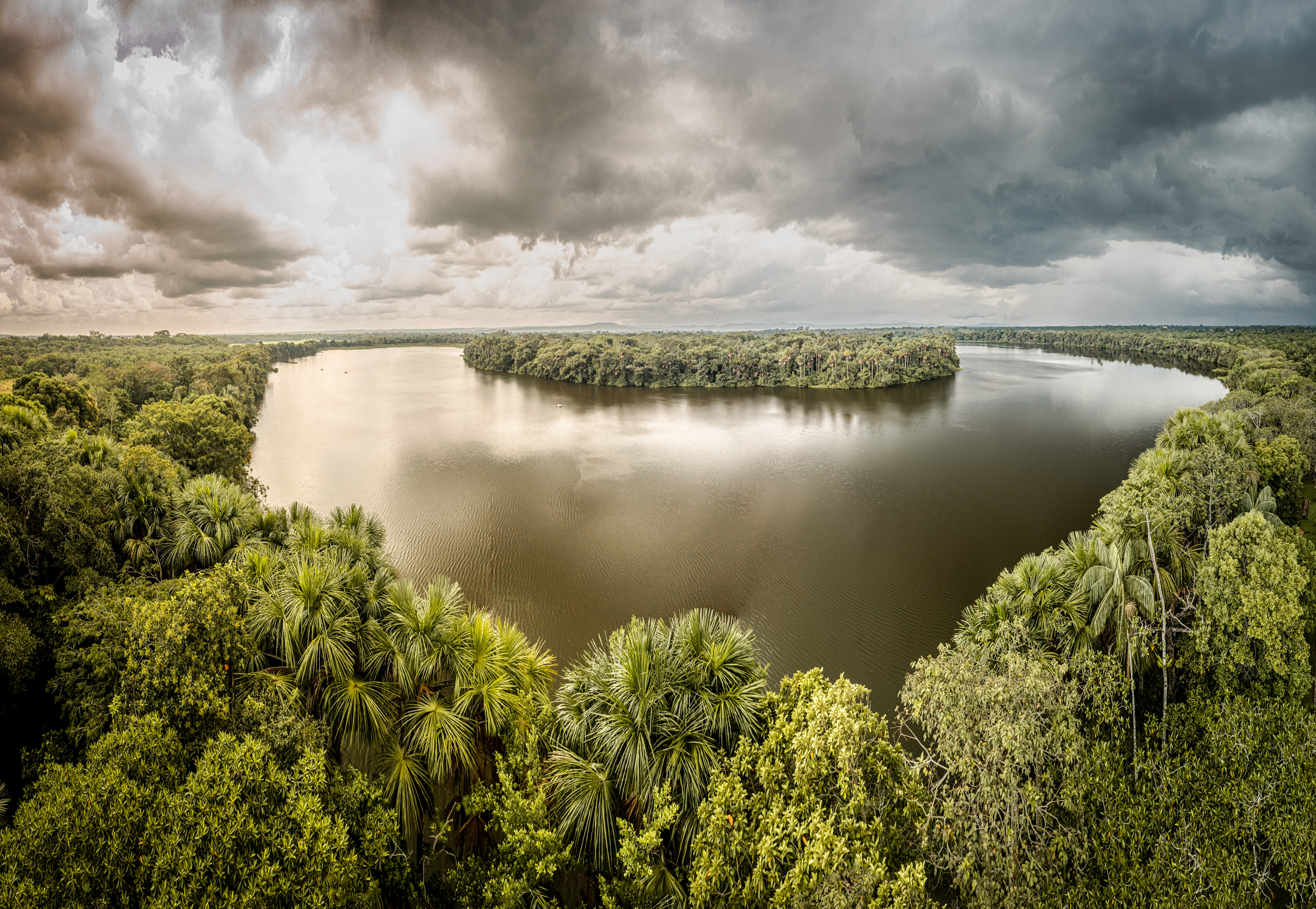 Este departamento, ubicado en la región de la Amazonía–Orinoquía y reconocido como parte del corazón verde de Colombia, es un territorio donde la biodiversidad se vive en cada sendero y donde los antiguos petroglifos revelan la memoria de los primeros pueblos indígenas.