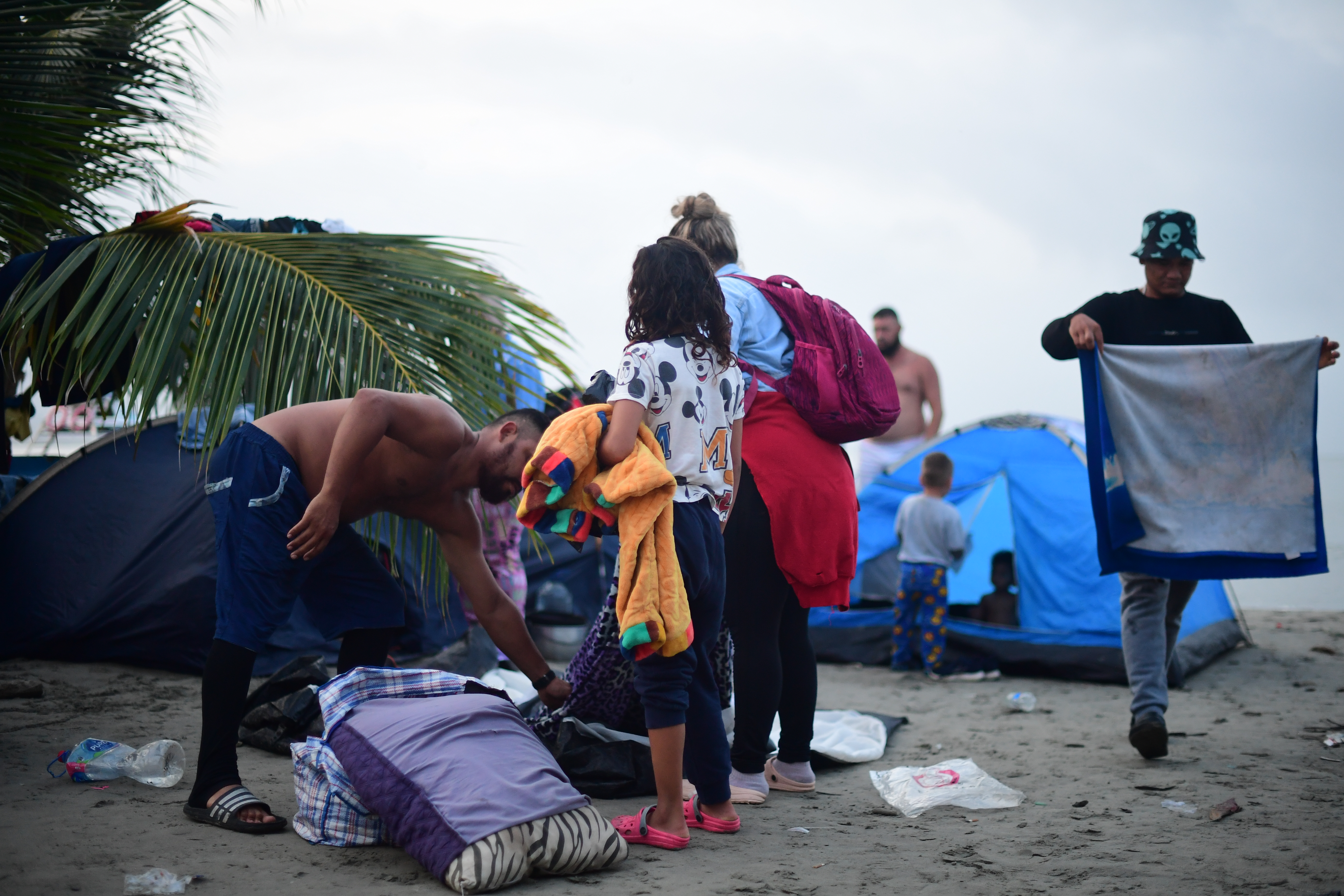 Migrantes en las playas de Necoclí para comenzar su ruta migratoria