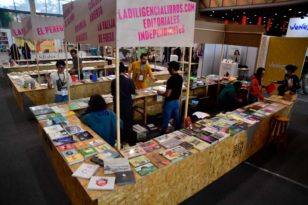 Estand ubicado en el Pabellón 17 de Corferias, alberga libros de cerca de 20 editoriales durante la Feria del Libro 2025, invitado de Honor España (Crónica de un viaje: así llega un libro a manos de su lector en la FilBo)