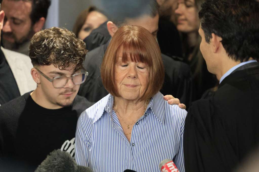 Avignon (France), 02/12/2024.- Gisele Pelicot (C), attends a press conference at the criminal court in Avignon, southern France, 19 December 2024. Dominique Pelicot was sentenced to 20 years in prison for having drugged and raped his then-wife Gisele Pelicot as well as inviting dozens of men to rape her while she was unconscious at their home in Mazan, France, between 2011 and 2020. Fifty other men were also sentenced alongside him. (Francia) EFE/EPA/GUILLAUME HORCAJUELO