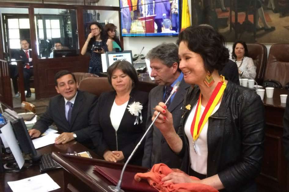 Natalia Ponce, acompañada del presidente del Concejo Roberto Hinestrosa. /El Espectador