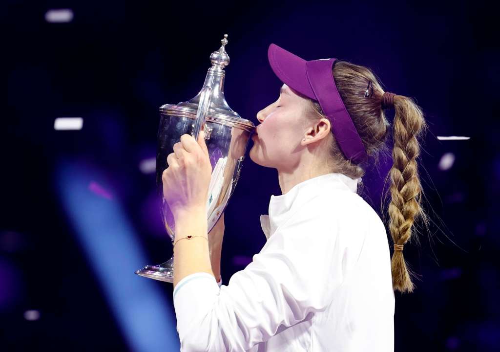 FOTODELDÍA - RIAD (Saudi Arabia), 08/11/2025.- La kazaja Elena Rybakina besa el trofeo tras vencer a la bielorrusa Aryna Sabalenka en el partido final de las Finales WTA 2025 en Riad, Arabia Saudita. EFE/STRINGER