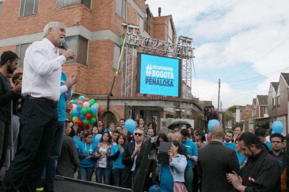 Enrique Peñalosa lanzó ayer su candidatura a la Alcaldía de Bogotá, frente al Hospital de Kennedy. / Cortesía.