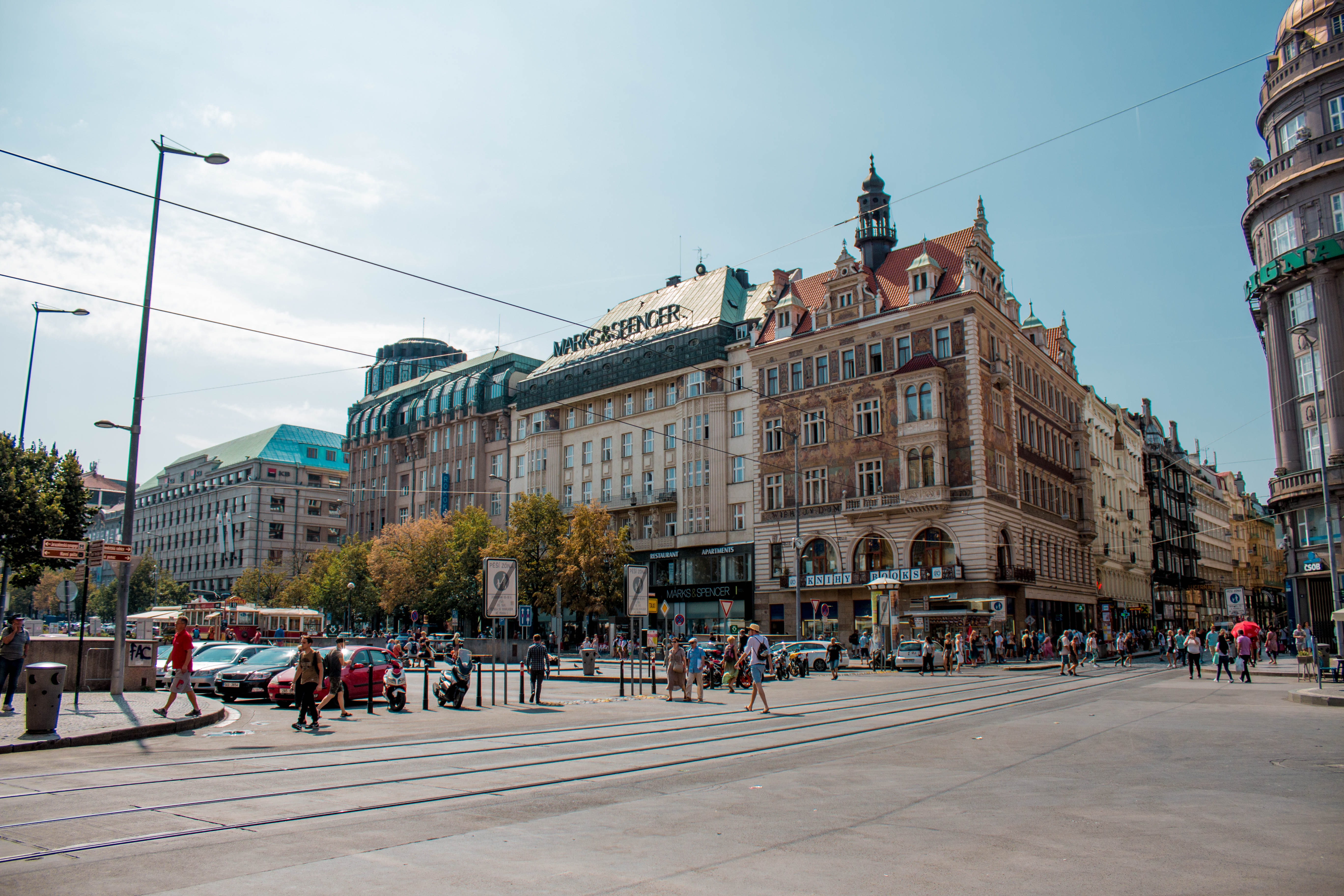 Las calles de Viena, Austria: para los amantes del director de cine Linklater, no hacen falta razones para incluir esta ciudad entre los mejores lugares para besarse. Porque "Antes del amanecer" es historia del cine romántico, al igual que las dos que la siguieron. Un buen punto de inicio puede ser la Helmut Zilk - Platz, ubicada entre el edificio Albertina y la Oficina de Información Turística. Desde allí es fácil ubicar los puntos más destacables de la ciudad, iniciando un paseo con parada en la fuente del Danubio, el Parque Burggarte y el Palacio Imperial de Hofburg, hasta llegar a la casa de Mozart y la catedral de San Esteban.