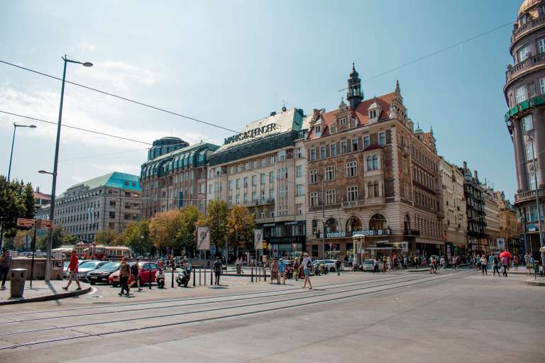 Las calles de Viena, Austria: para los amantes del director de cine Linklater, no hacen falta razones para incluir esta ciudad entre los mejores lugares para besarse. Porque "Antes del amanecer" es historia del cine romántico, al igual que las dos que la siguieron. Un buen punto de inicio puede ser la Helmut Zilk - Platz, ubicada entre el edificio Albertina y la Oficina de Información Turística. Desde allí es fácil ubicar los puntos más destacables de la ciudad, iniciando un paseo con parada en la fuente del Danubio, el Parque Burggarte y el Palacio Imperial de Hofburg, hasta llegar a la casa de Mozart y la catedral de San Esteban.