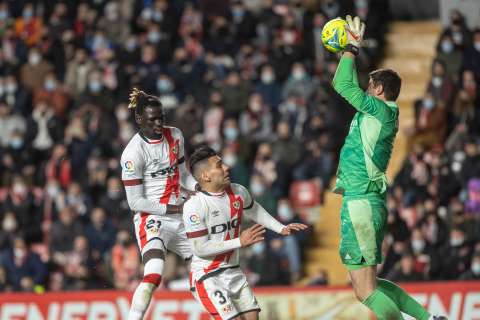 Real Madrid le ganó al Rayo Vallecano de Falcao con tanto de Benzema