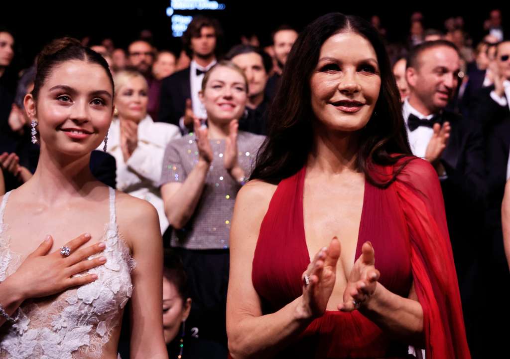 La actriz británica Catherine Zeta-Jones (derecha) y su hija Carys Zeta Douglas (izquierda) asisten a la ceremonia de apertura de la 76ª edición del Festival de Cine de Cannes en Cannes