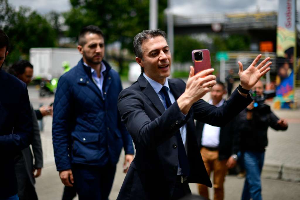 Durante rueda de prensa en la registraduría