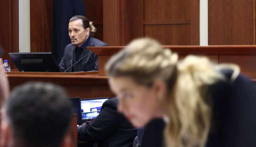 Fairfax (United States), 21/04/2022.- US actress Amber Heard (R) speaks to her legal team as US actor Johhny Depp (L) returns to the stand after a lunch recess during the 50 million US dollar Depp vs Heard defamation trial at the Fairfax County Circuit Court in Fairfax, Virginia, USA, 21 April 2022. Depp's 50 million US dollar defamation lawsuit against his ex-wife Amber Heard that started on 10 April is expected to last five or six weeks. (Estados Unidos) EFE/EPA/JIM LO SCALZO / POOL