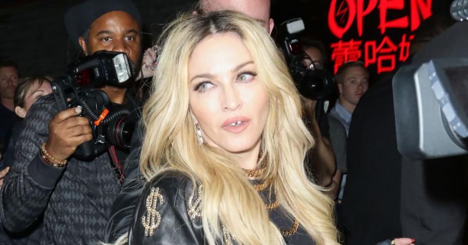 Madonna da un improvisado concierto en honor de las víctimas de París