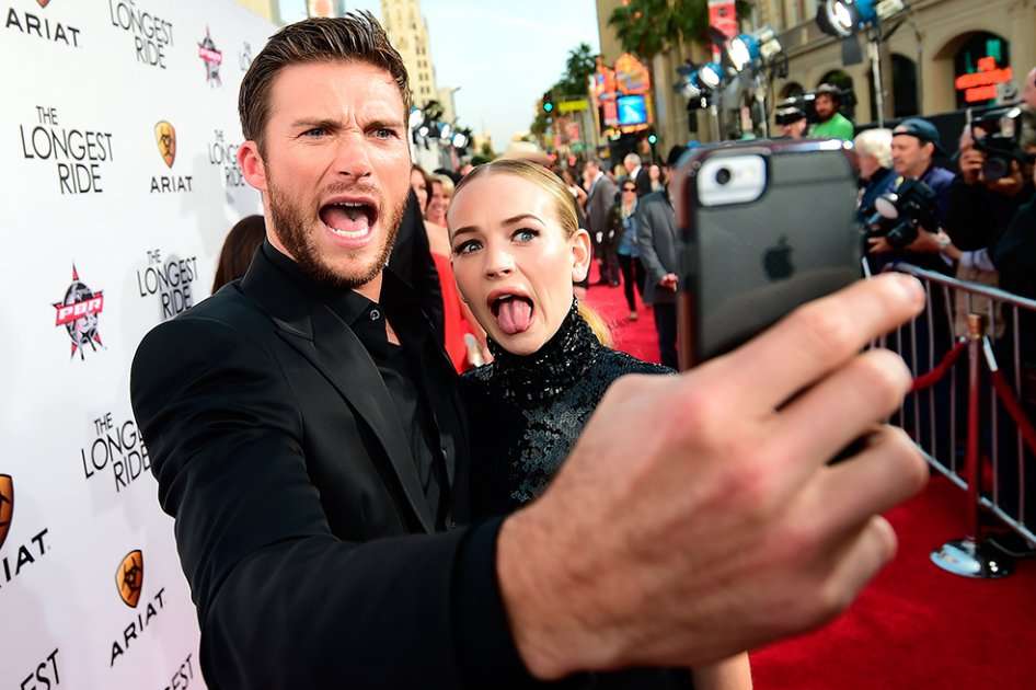 Los actores Scott Eastwood y Britt Robertson. / AFP