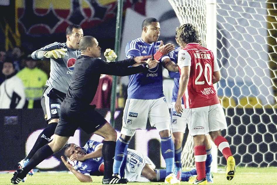Bedoya discute con Román Torres (también expulsado) luego de pegarle a Ramírez un puntapié en el rostro. / Óscar Pére