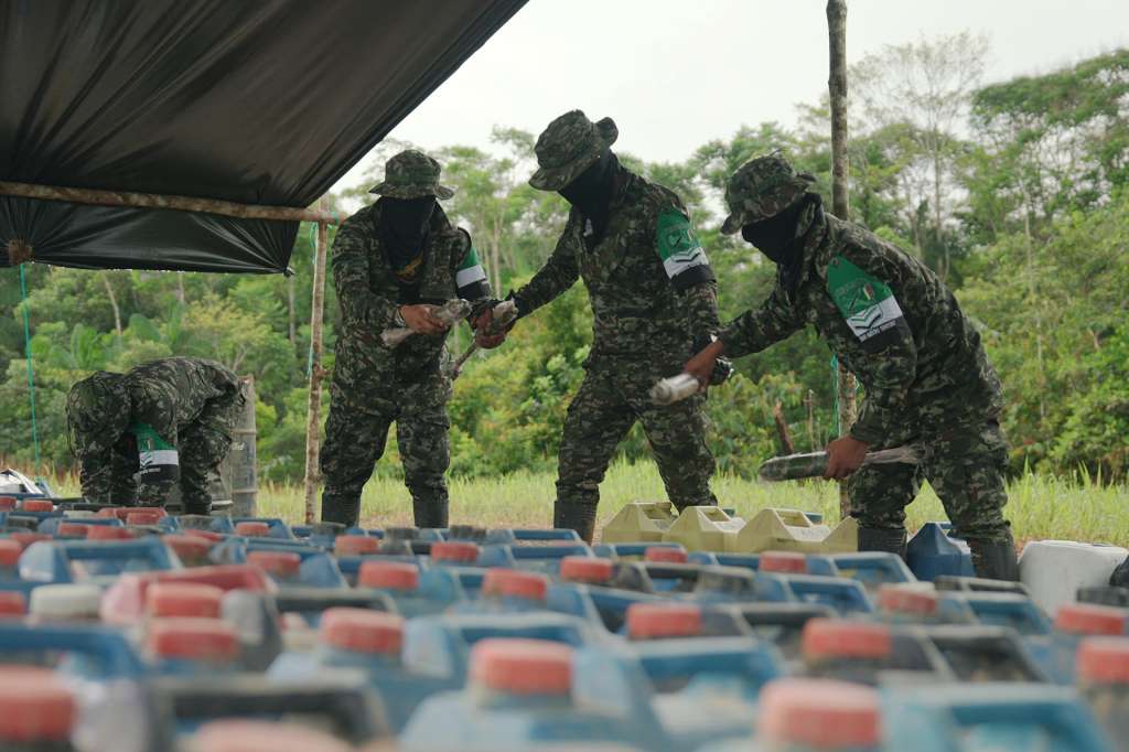 AME8382. PUERTO LEGUÍZAMO (COLOMBIA), 15/10/2025.- Fotografía sin fecha cedida este miércoles por la oficina del Consejero Comisionado para la Paz de Colombia que muestra a integrantes de la Coordinadora Nacional Ejército Bolivariano (CNEB) entregando armamento y explosivos para su destrucción, en Puerto Leguízamo (Colombia). Las autoridades colombianas destruyeron 3,8 toneladas de material de guerra de la CNEB, una disidencia de las antiguas FARC con la que el Gobierno negocia la paz. EFE/ Consejero Comisionado para la Paz de Colombia /SOLO USO EDITORIAL/ NO VENTAS/ SOLO DISPONIBLE PARA ILUSTRAR LA NOTICIA QUE ACOMPAÑA (CRÉDITO OBLIGATORIO)
