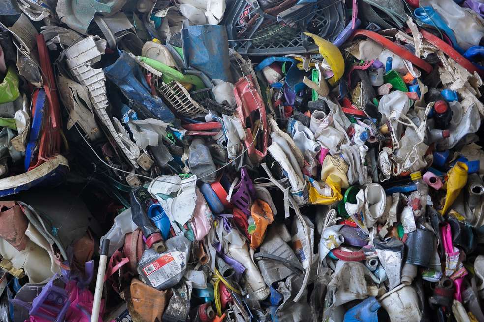 La materia prima la recogen cerca de 40 recicladores.