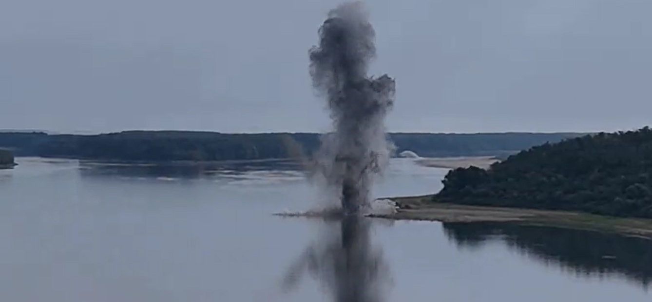 Imágenes de una explosión controlada para desviar aguas del Danubio.
