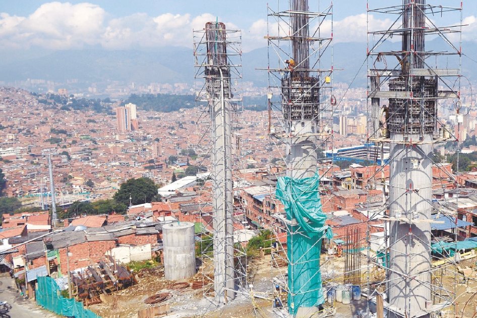 Así avanza la construcción de dos metrocables en la Comuna 8 de Medellín. / Luis Benavides