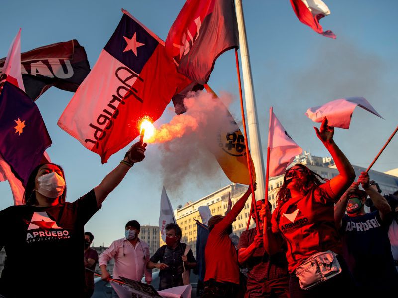 Mover las elecciones les da cabida a los discursos que buscan cuestionar la legitimidad de una nueva Constitución, que se promete como un necesario pacto social para Chile. / Foto: AFP