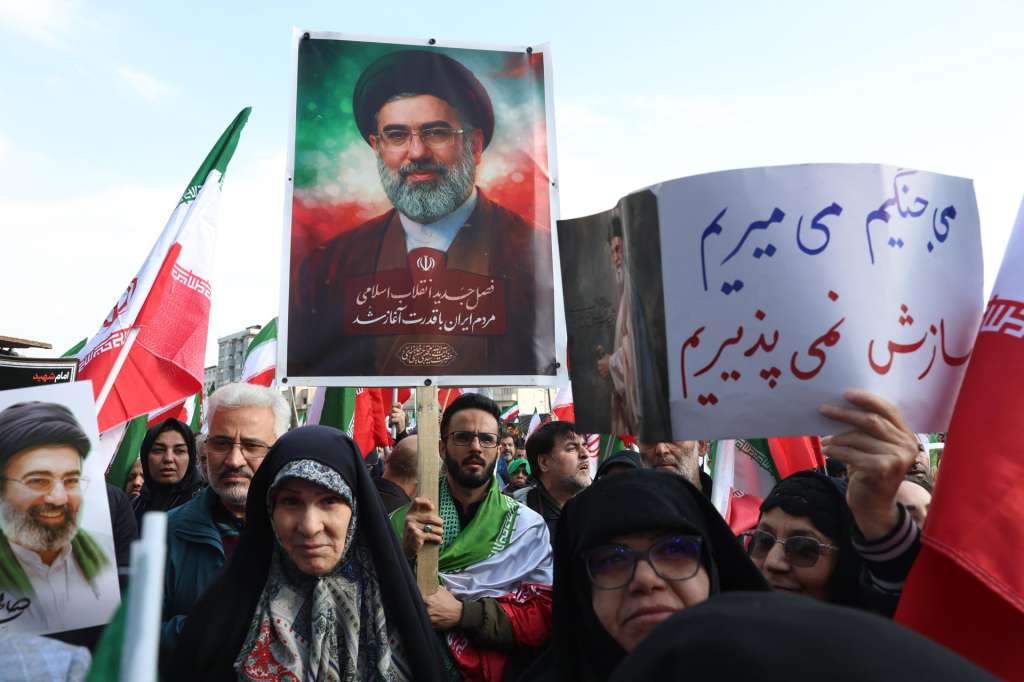 TEHERÁN, 12/03/2026.- El nuevo líder supremo de Irán, Mojtaba Jameneí, afirmó este jueves en su primer mensaje a la nación que el estrecho de Ormuz "debe permanecer cerrado”. “El Estrecho de Ormuz debe permanecer cerrado”, dijo la nueva máxima autoridad política y religiosa de Irán en un comunicado leído por una presentadora en la televisión estatal. EFE/ Abedin Taherkenareh