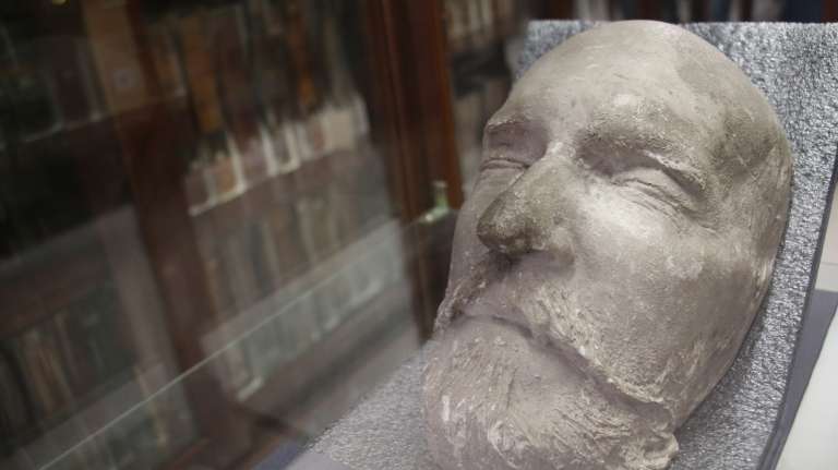Fotografías de los objetos sagrados en la Biblioteca Nacional.