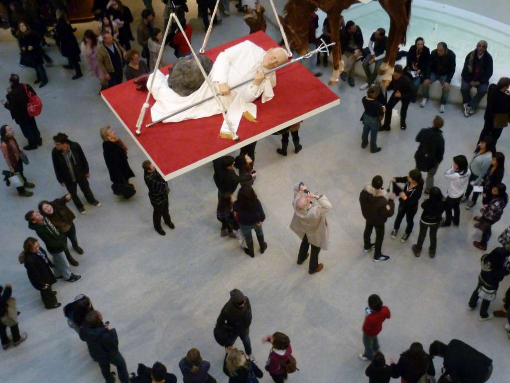 "La novena hora" representa al papa Juan Pablo II aparentemente siendo impactado por un meteorito.