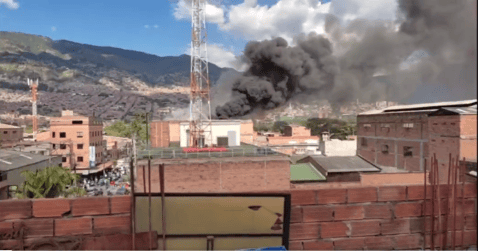 Cuatro personas heridas dejó incendio en bodega en el barrio Caribe, en Medellín
