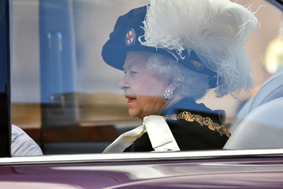Lord Ivar Mountbatten, primo tercero de la reina Isabel II, quien aparece en la foto. / AFP