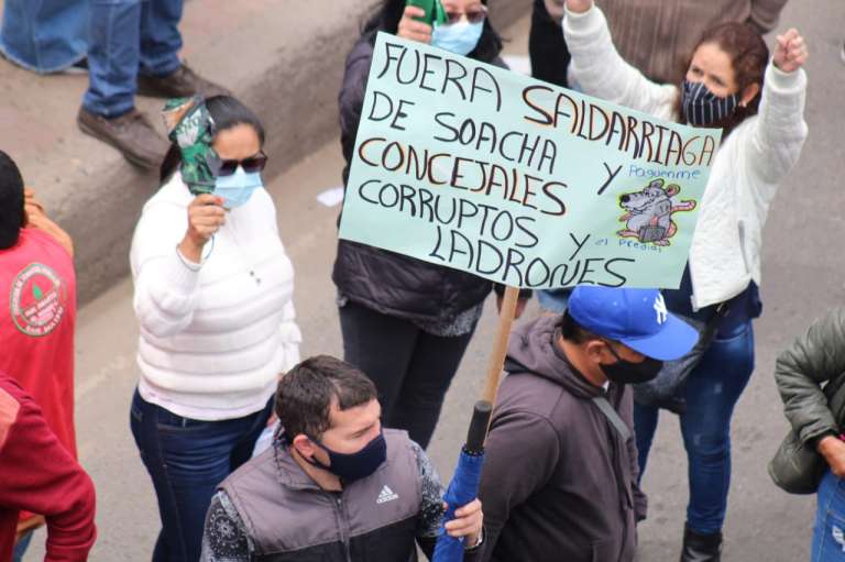 Las personas que convocaron la manifestación aseguraron que se trataba de una protesta pacífica y que aquel que cometiera hechos vandálicos sería entregado a las autoridades competentes.