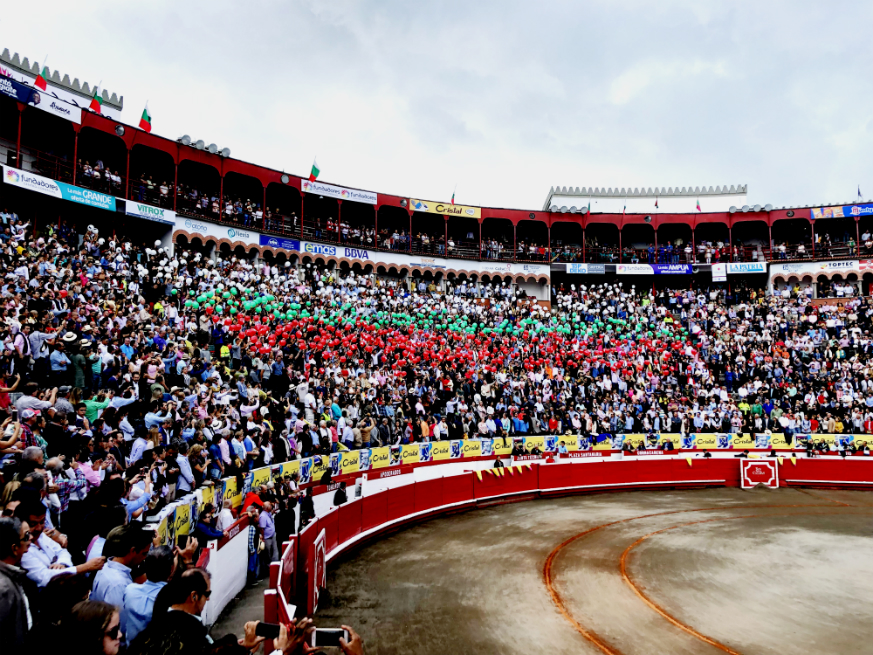 El tendido joven de la plaza de toros de Manizales realizó en la temporada 64, celebrada entre el 6 y 12 de enero del 2019, una bandera de la ciudad con bombas. / Foto: Felipe Jaramillo Giraldo