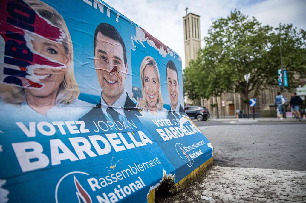 Paris (France), 08/07/2024.- Electoral posters of Marine Le Pen and Jordan Bardella from the far-right party 'Rassemblement National' near to party headquarters one day after their defeat in the second round of the parliamentary elections, in Paris, France, 08 July 2024.France voted in the second round of the legislative elections on 07 July. According to the first official results, the left-wing New Popular Front (Nouveau Front populaire, NFP) was ahead of President Macron's party and Le Pen's far-right National Rally (RN). (Elecciones, Francia, Jordania) EFE/EPA/CHRISTOPHE PETIT TESSON