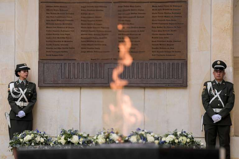 Hace 39 años, el país vivió uno de sus episodios más violentos: entre el 6 y 7 de noviembre de 1985, guerrilleros del M-19 tomaron el Palacio de Justicia en Bogotá, y mantuvieron como rehenes a magistrados y funcionarios que murieron en circunstancias aún no esclarecidas tras la retoma del Ejército.