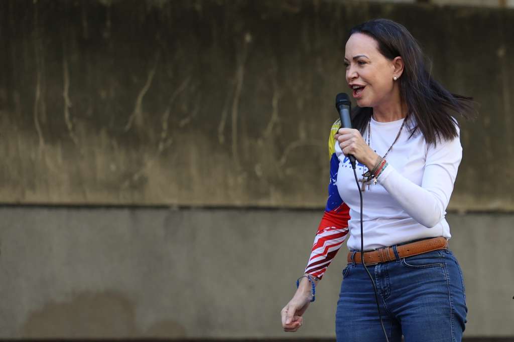 AME9799. CARACAS (VENEZUELA), 09/01/2025.- La líder antichavista María Corina Machado pronuncia un discurso este jueves, en una manifestación en Caracas (Venezuela). Machado expresó, cuando salió de la clandestinidad para participar en una protesta en Caracas, que Venezuela "superó el miedo" al estar en las calles para -aseguró- defender el reclamado triunfo de Edmundo González Urrutia en las elecciones del pasado julio, en las que Nicolás Maduro fue proclamado ganador por el organismo comicial. EFE/ Miguel Gutiérrez