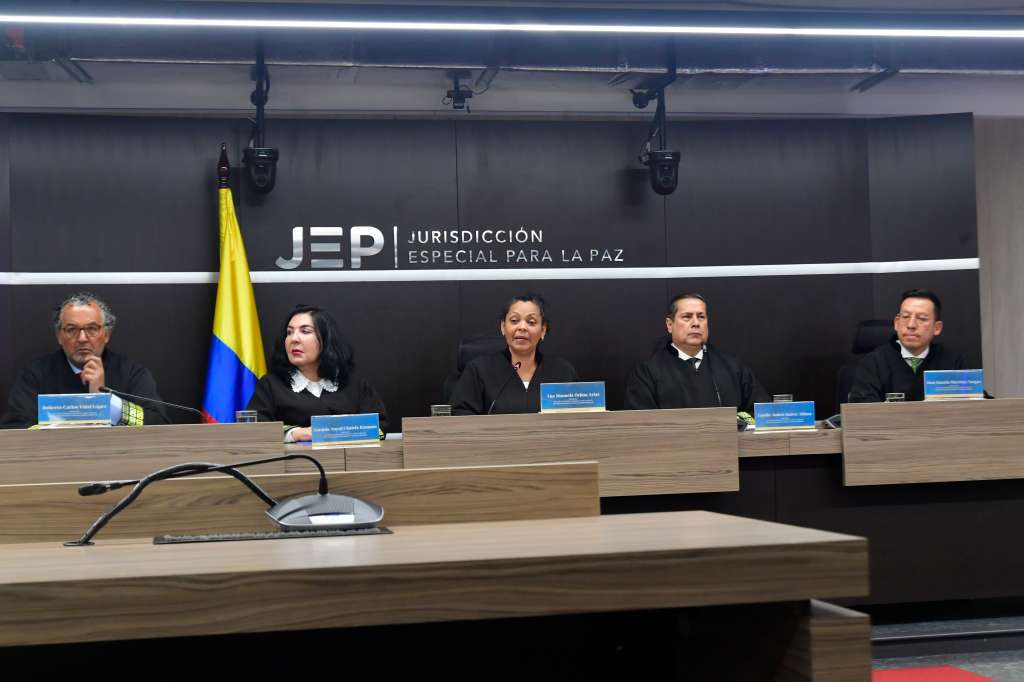 Roberto Vidal; Zoraida Anyul Chalela Romano; Ana Manuela Ochoa Arias; Camilo Andrés Suárez Aldana y Juan Ramón Martinez, magistrados de la Jurisdicción Especial para la Paz (JEP), durante la emisión de la primera sentencia condenatoria por el caso 01 (secuestros), contra la última línea del Secretariado de la antigua guerrilla de las Farc (izq-der).