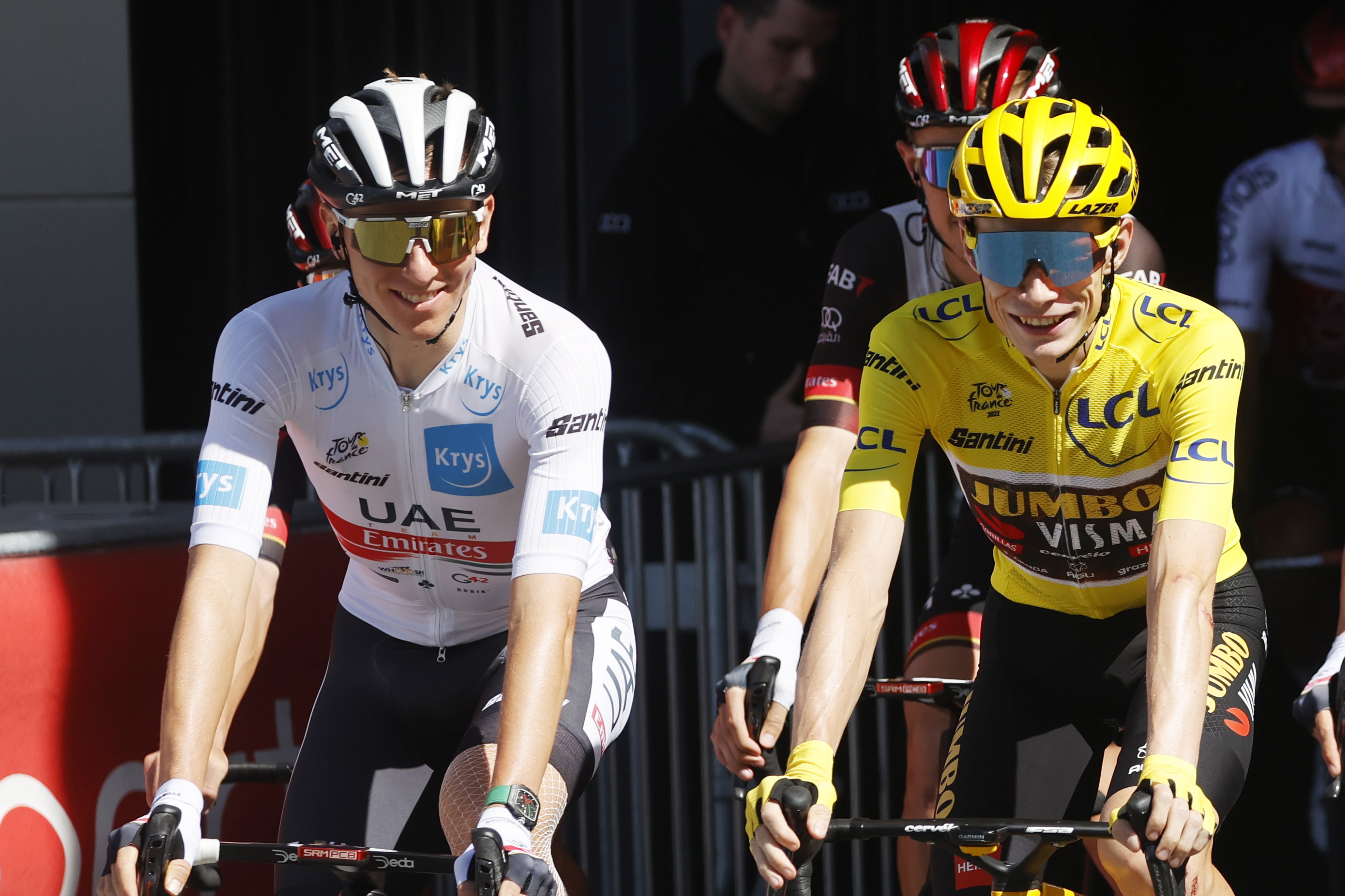 Paris (France), 24/07/2022.- The Yellow Jersey Danish rider Jonas Vingegaard (R) of Jumbo Visma and Slovenian rider Tadej Pogacar (L) of UAE Team Emirates at the start of the 21st stage of the Tour de France 2022 over 115.6km from Paris La Defense in the Paris suburb of Nanterre to the Champs-Elysees in Paris, France, 24 July 2022. (Ciclismo, Francia, Eslovenia) EFE/EPA/GUILLAUME HORCAJUELO