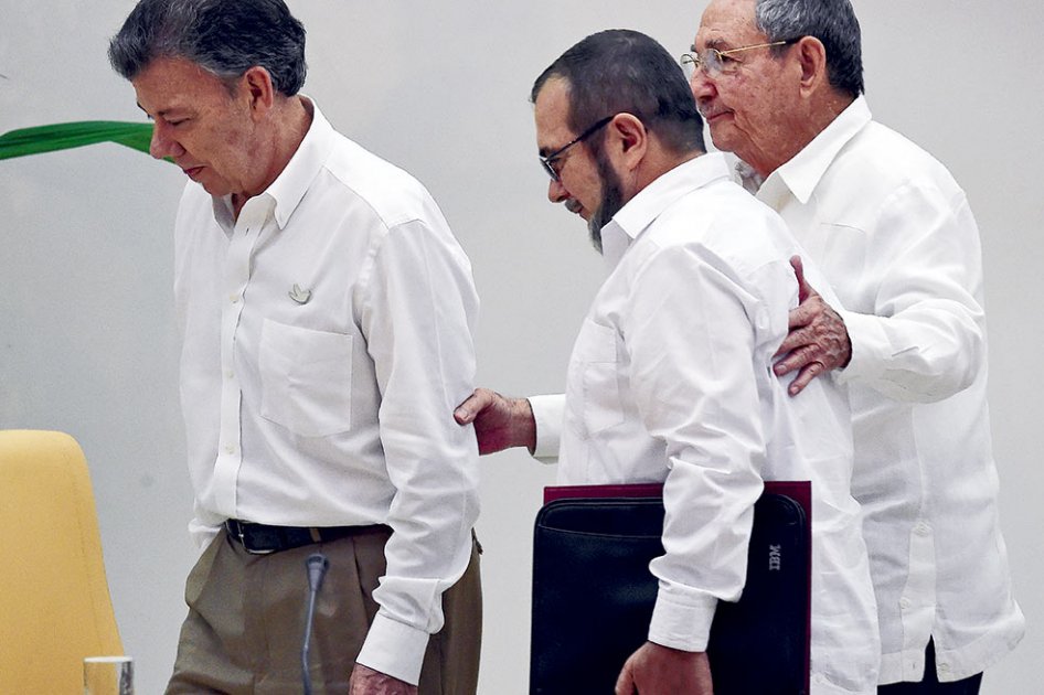 El presidente Juan Manuel Santos, “Timochenko” y el presidente cubano Raúl Castro el día del anuncio del acuerdo sobre justicia. / AFP