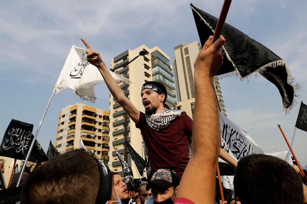 Manifestantes libaneses corean consignas en un mitin convocado por un grupo islamista para protestar contra los comentarios del presidente francés considerados ofensivos para el Islam, cerca de la residencia del embajador francés en la capital, Beirut, el 30 de octubre de 2020