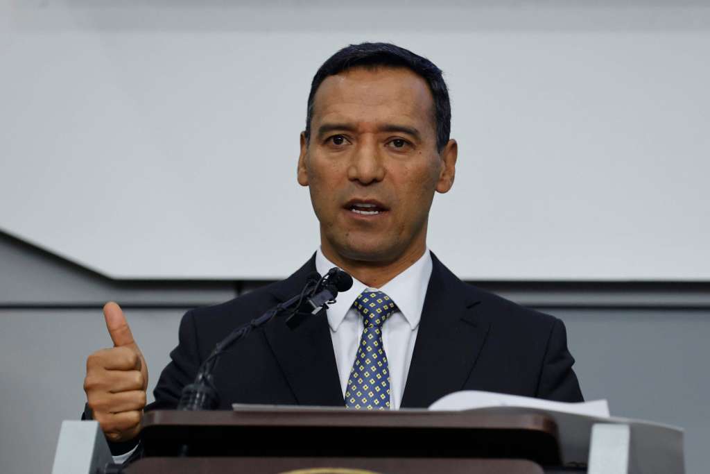 AME1005. BOGOTÁ (COLOMBIA), 21/04/2025.- El ministro de Defensa de Colombia, Pedro Sánchez, habla sobre el balance de orden público durante la Semana Santa durante una rueda de prensa este lunes, en Bogotá (Colombia). EFE/ Mauricio Dueñas Castañeda