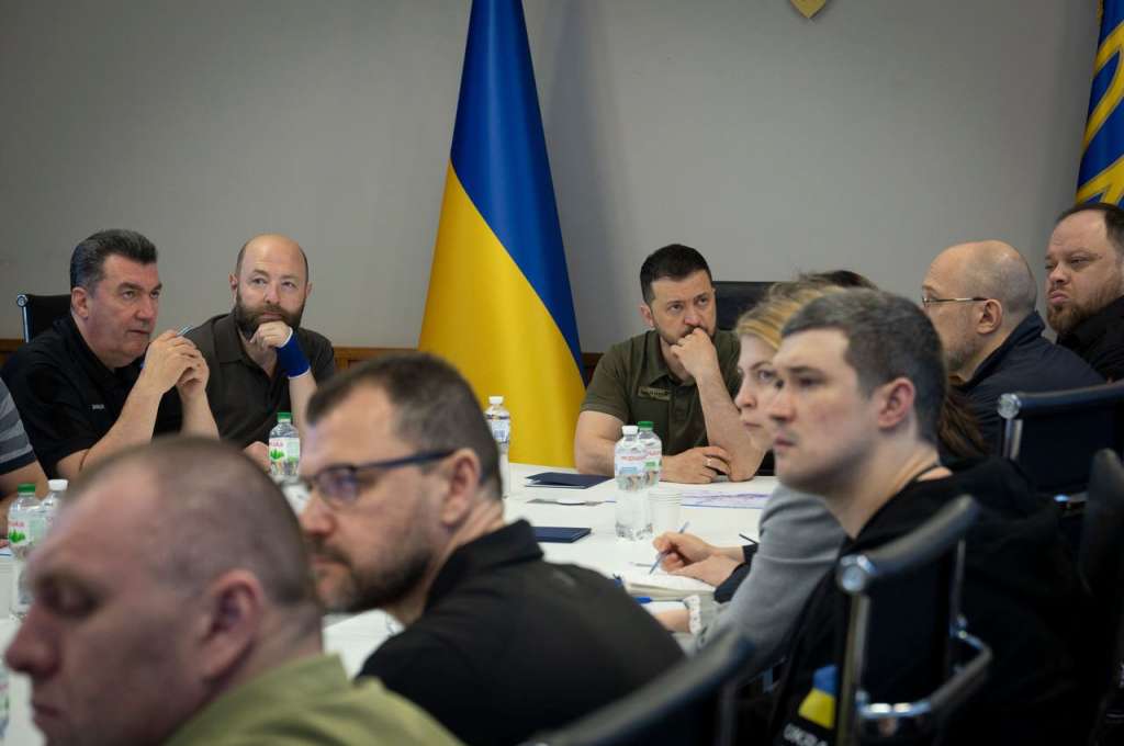 GRAF4328. KIEV (UCRANIA) 06/06/2023.- El presidente ucraniano, Volodímir Zelenski, convoca este martes una reunión urgente del Consejo de Seguridad Nacional, después del desbordamiento, como consecuencia de una explosión que ha roto uno de los diques, de la Central Hidroeléctrica de Kajovka, en la provincia de Jersón del sur de Ucrania, afectando a los sistemas de irrigación de la zona y a la futura producción de alimentos. EFE/ Presidencia Ucraniana - SOLO USO EDITORIAL/SOLO DISPONIBLE PARA ILUSTRAR LA NOTICIA QUE ACOMPAÑA (CRÉDITO OBLIGATORIO) -