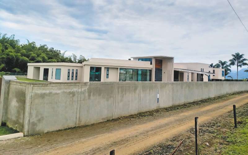 La casa está a punto de ser terminada y está en el sector más exclusivo de Pereira.