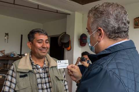 Duque entregó la primera tarjeta de Permiso de Protección Temporal a un venezolano